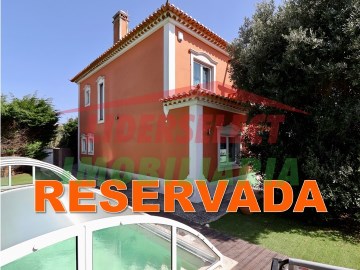 RESERVADA |MORADIA T3 com piscina