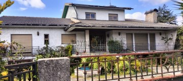 House 4 Bedrooms in Junqueira