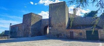 The North gate entrance to the village of Castelo 