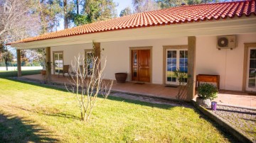 House 4 Bedrooms in Escudeiros e Penso (Santo Estêvão e São Vicente)