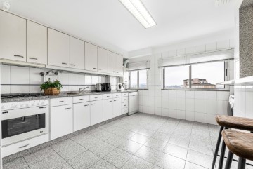 Apartment 4 Bedrooms in Braga (Maximinos, Sé e Cividade)