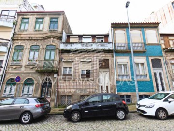 Prédio/moradia para recuperar no centro do Porto