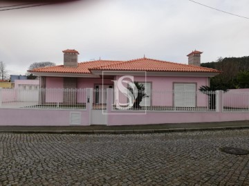 House 3 Bedrooms in Serzedo e Perosinho
