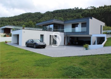 House 6 Bedrooms in Areosa
