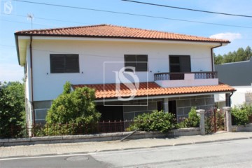 House 3 Bedrooms in Vila Meã