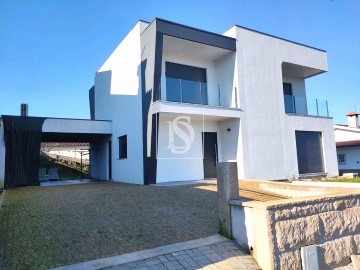 House 4 Bedrooms in Arnoia