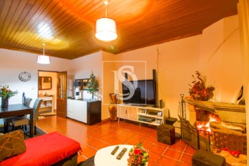 House 4 Bedrooms in Padronelo
