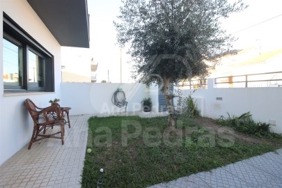 House 4 Bedrooms in Santo António da Charneca