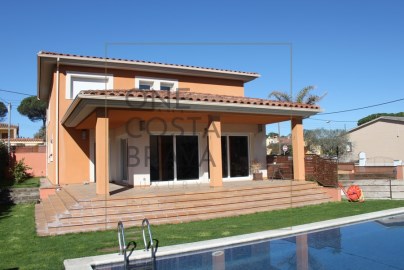 House 4 Bedrooms in Llagostera