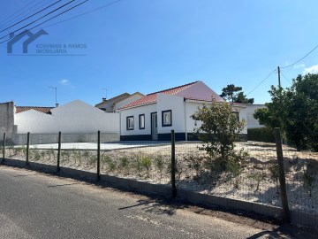 House 2 Bedrooms in União Freguesias Santa Maria, São Pedro e Matacães