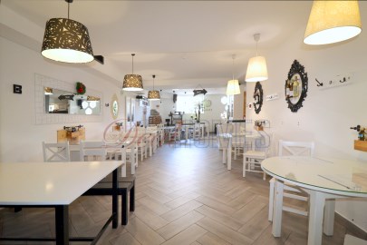 Établissement commercial / Restaurant, à Lagos- De