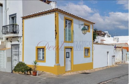 Fully renovated villa and shop in the centre of Al