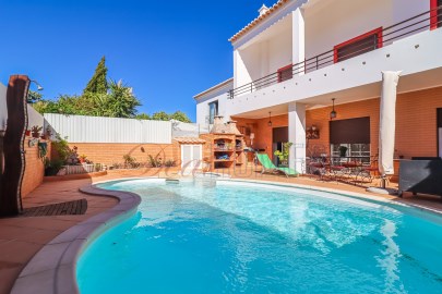 Beautiful 3 + 2 bedrooms villa with pool and garag