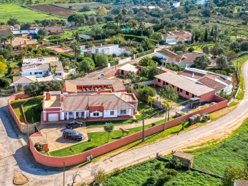 Charmosa Villa Térrea, com jardim, garagem e pisci
