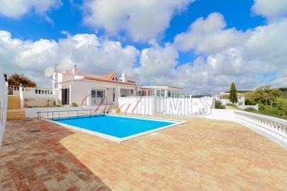Spacieuse villa de 4 chambres avec piscine et vue 