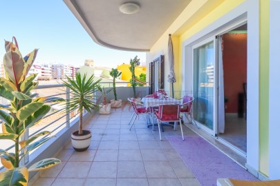 3 bedroom flat with large balconies and garage for