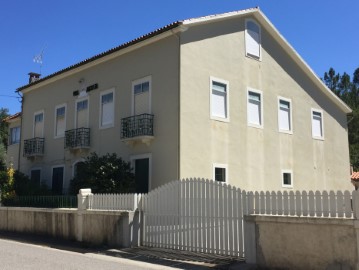 House 4 Bedrooms in Góis