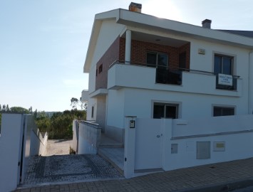 House 5 Bedrooms in São Silvestre