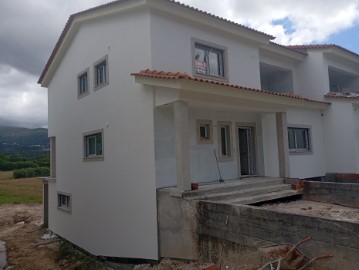 House 3 Bedrooms in Pinhanços