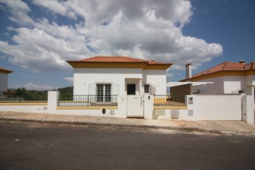 House 4 Bedrooms in Alenquer (Santo Estêvão e Triana)