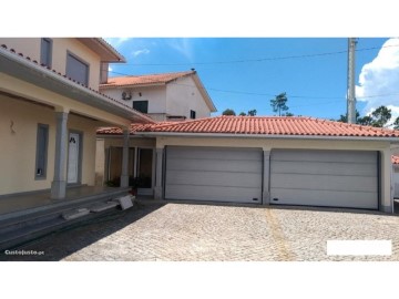 House 4 Bedrooms in Bodiosa