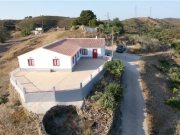 House 4 Bedrooms in Santa Catarina Da Fonte Do Bispo