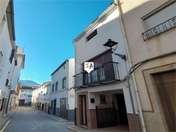 House 4 Bedrooms in Valdepeñas de Jaén