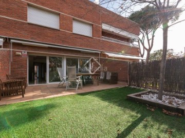 House 4 Bedrooms in Gavà mar