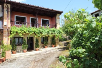 House 5 Bedrooms in Caviedes