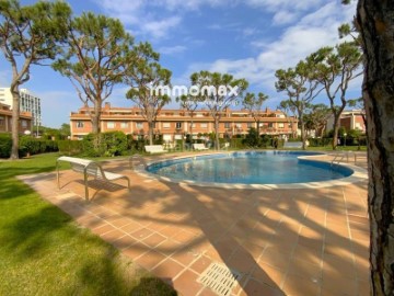 House 4 Bedrooms in Gavà mar