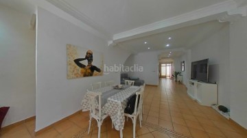 House 4 Bedrooms in Silla