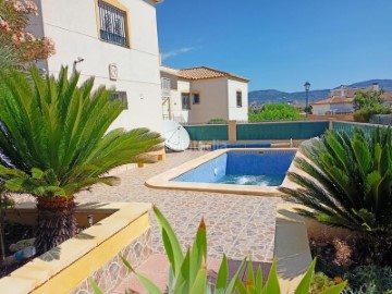 House 4 Bedrooms in Castalla