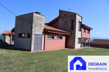 House 4 Bedrooms in Lugo