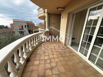 Apartment 4 Bedrooms in Palau-Saverdera