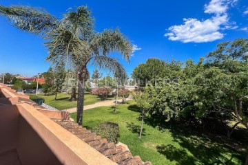 House 4 Bedrooms in Almarda