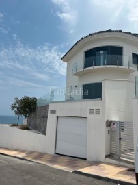 House 4 Bedrooms in El Faro