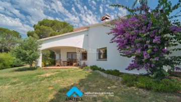 House 5 Bedrooms in Serrat de l'Ocata