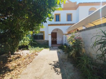 House 4 Bedrooms in Estación de Benacazón