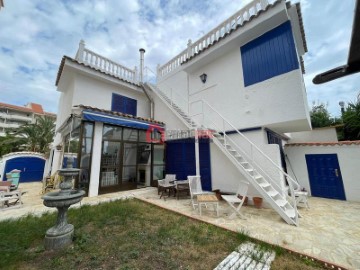 House 4 Bedrooms in Playa de Farnals