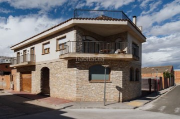 House 4 Bedrooms in Bellpuig