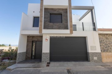 House 4 Bedrooms in Escúzar