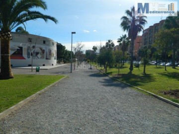 House 4 Bedrooms in Avda de Abril - 9 de Octubre