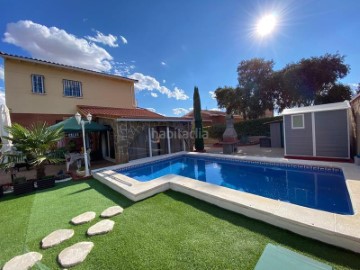 House 4 Bedrooms in La Arboleda