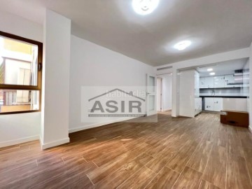 Apartment 3 Bedrooms in Casc Urbà