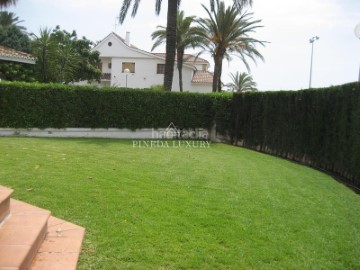 House 4 Bedrooms in Playa Puig