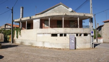 House 5 Bedrooms in Freixial e Juncal do Campo