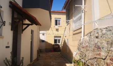 House 4 Bedrooms in São Domingos de Rana