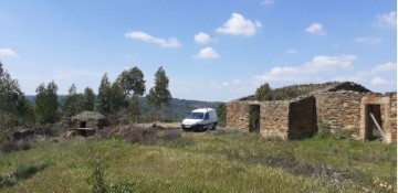 Quintas e casas rústicas em Escalos de Baixo e Mata