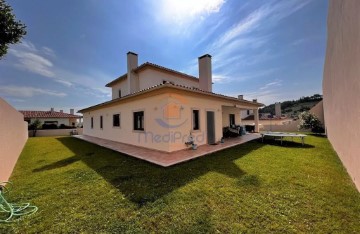 House 4 Bedrooms in Milharado