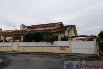 House 2 Bedrooms in Esmoriz